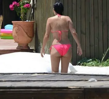 Bergüzar Korel poses pussy