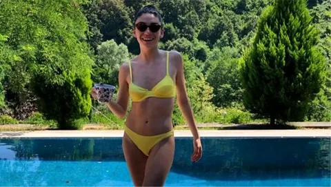 Hazar Ergüçlü boobs