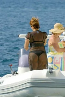 Sibel Can poses pussy