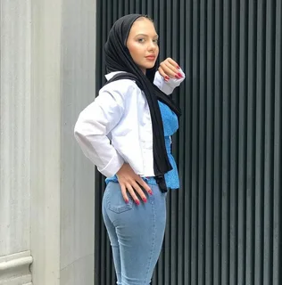 Esra Rabia poses xxx sex