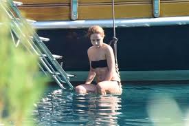 Burçin Terzioğlu smiles nude pics