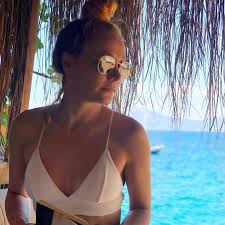 Burçin Terzioğlu looks boobs