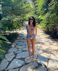 Hazar Ergüçlü poses xxx