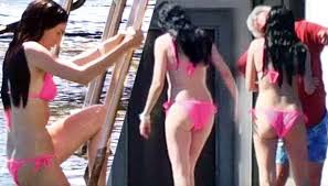 Hazar Ergüçlü poses sex