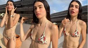 Hazar Ergüçlü poses bikini