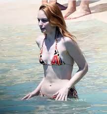 Nilperi Şahinkaya smiles pussy