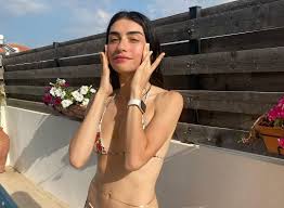 Hazar Ergüçlü poses sexy