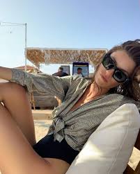 Yüsra Geyik smiles hot