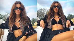 Yüsra Geyik smiles bikini