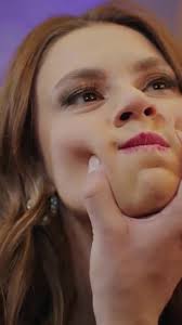 Yüsra Geyik smiles naked