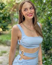 Nilperi Şahinkaya smiles hot images