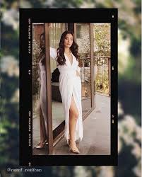 Neslihan Atagül smiles naked