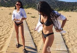 Hazar Ergüçlü smiles hot pics