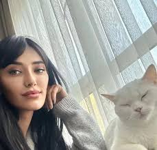 Meral Güven smiles hot photos