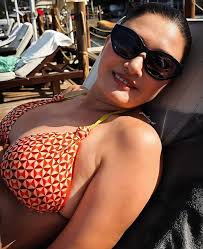 Nurgül Yeşilçay poses bikini 