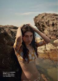 Hazar Ergüçlü looks boobs