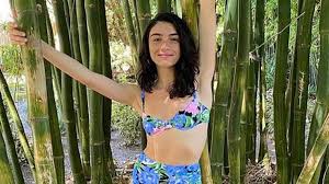 Hazar Ergüçlü looks hot images