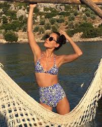 Cansu Dere looks nudes