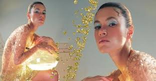 Yüsra Geyik poses ass