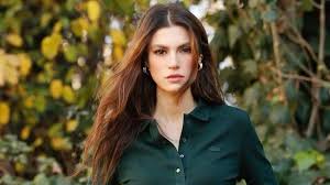 Yüsra Geyik poses fuck