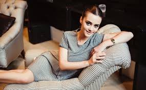 Hande Soral smiles hot pics