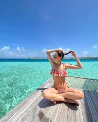 Cansu Dere looks hot images