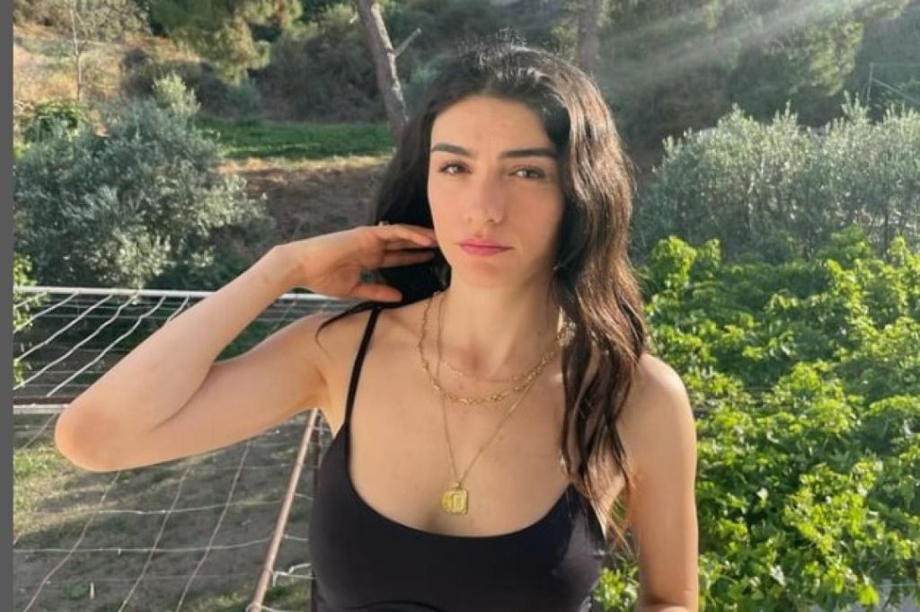 Hazar Ergüçlü looks nudes