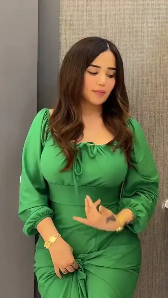 Melek Azad modeling hot pics