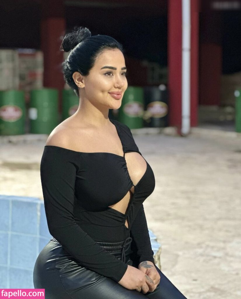 Melek Azad modeling boobs