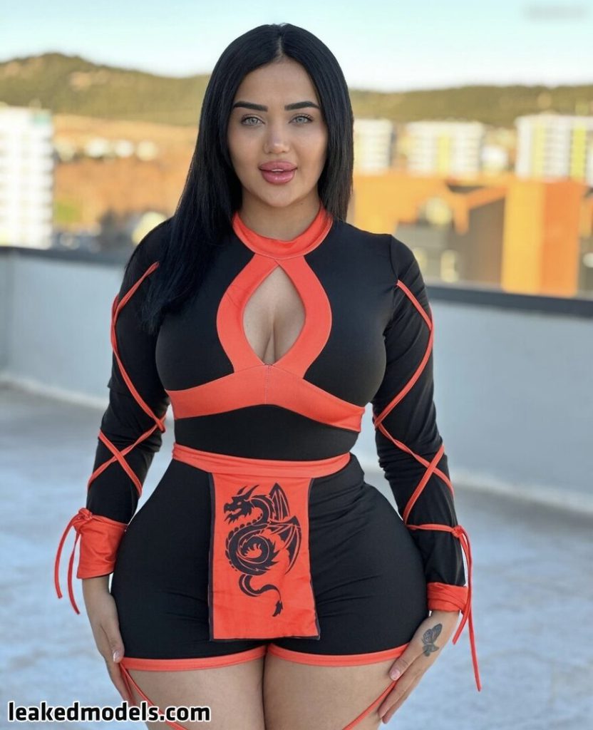 Melek Azad modeling hot images