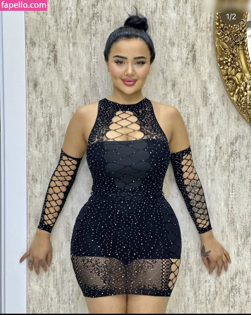 Melek Azad modeling hot bikini