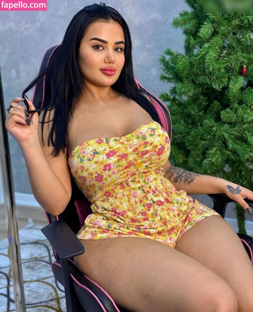 Melek Azad modeling sex scenes