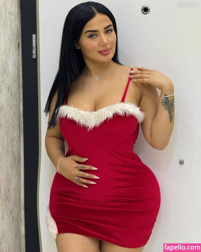 Melek Azad depicts fire nude pics