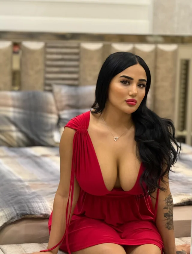 Melek Azad depicts fire pussy