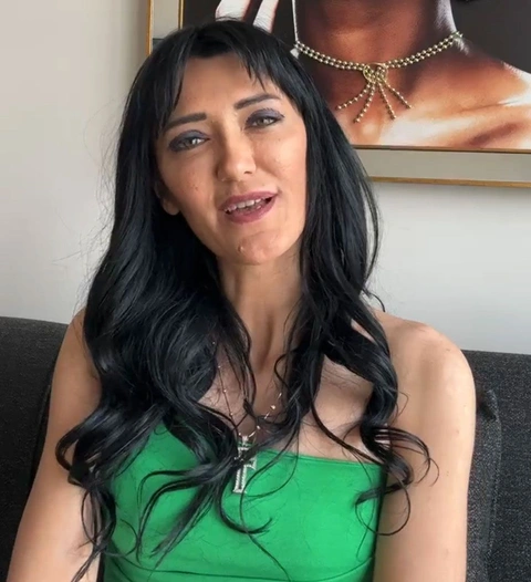 Meral Güven looks hot pics