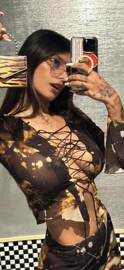 Mia Khalifa depicts fire pussy