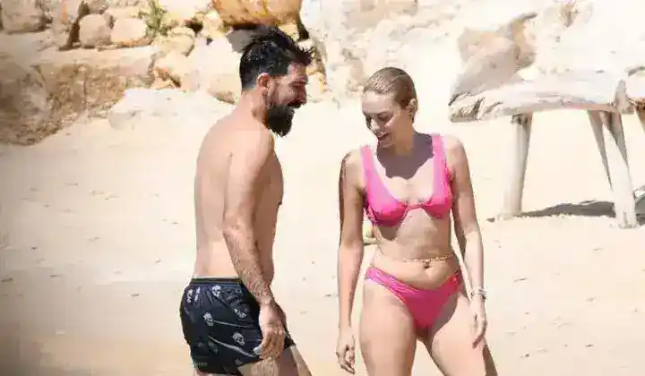 Nilperi Şahinkaya looks boobs