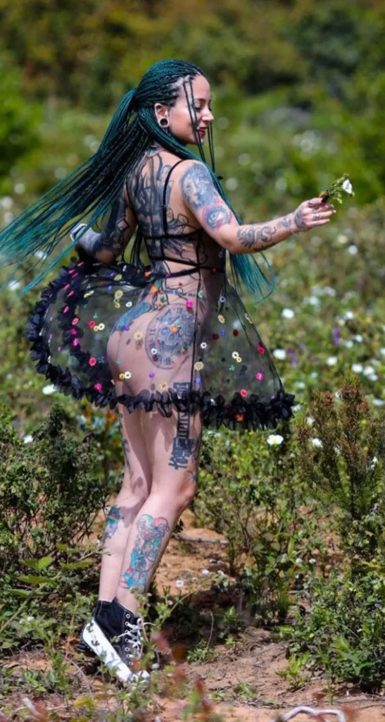 Yağmur Şimşek smiles boobs