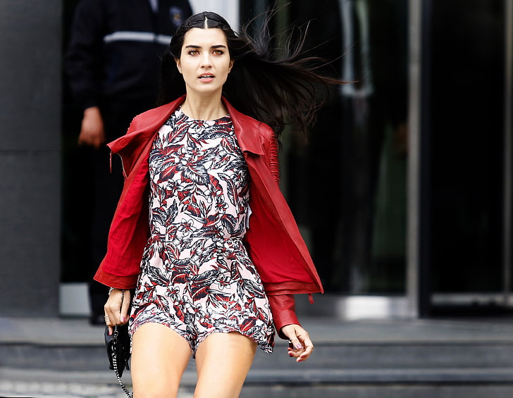 Tuba Büyüküstün looks boobs