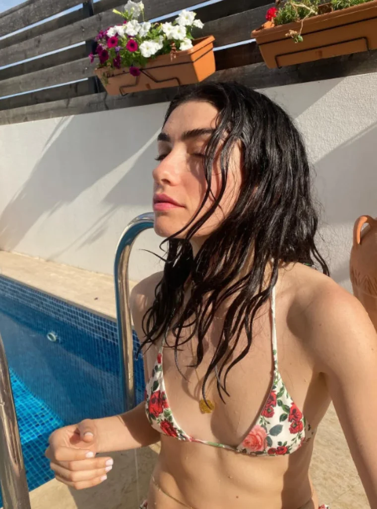 Hazar Ergüçlü hot photos