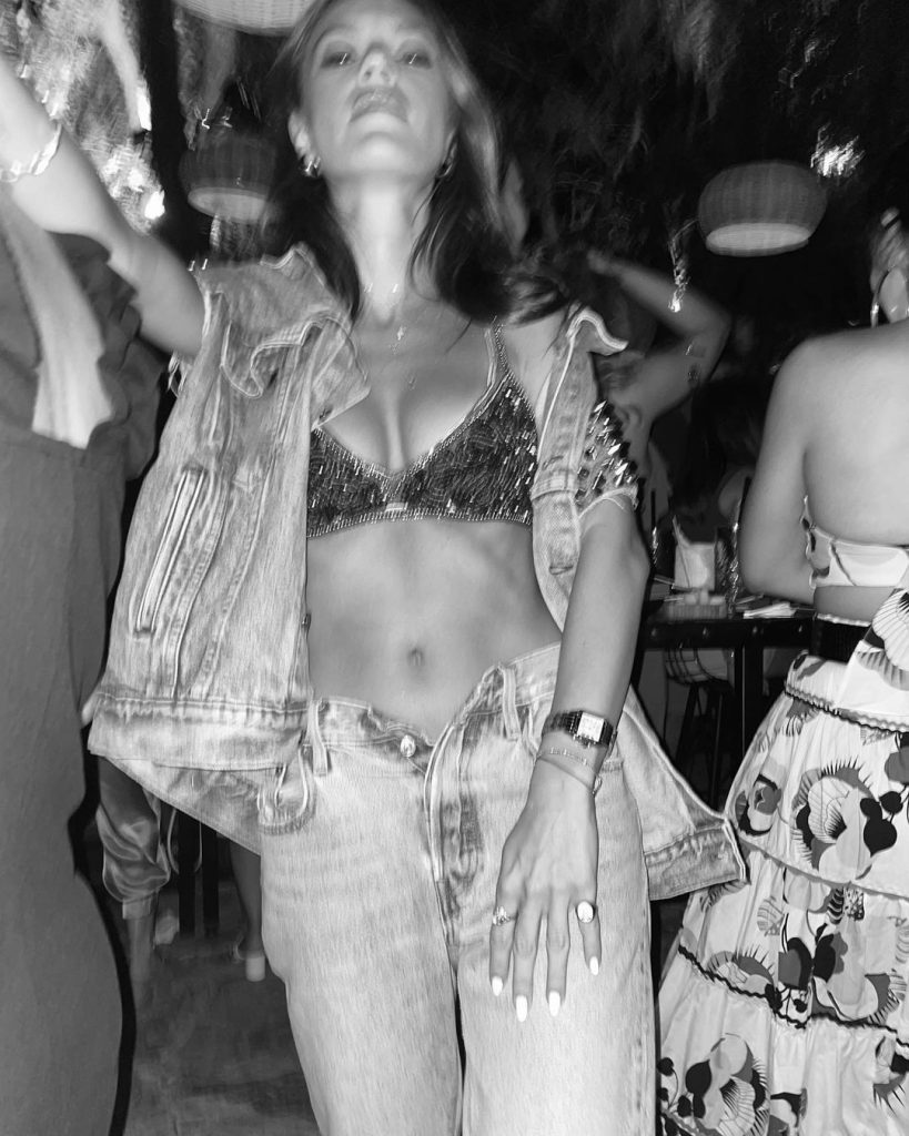 Yüsra Geyik looks hot pics