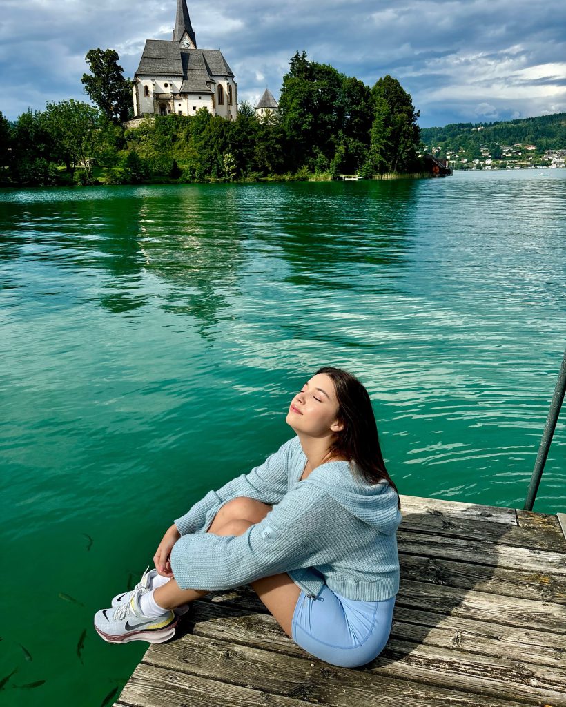 Afra Saraçoğlu ardent boobs