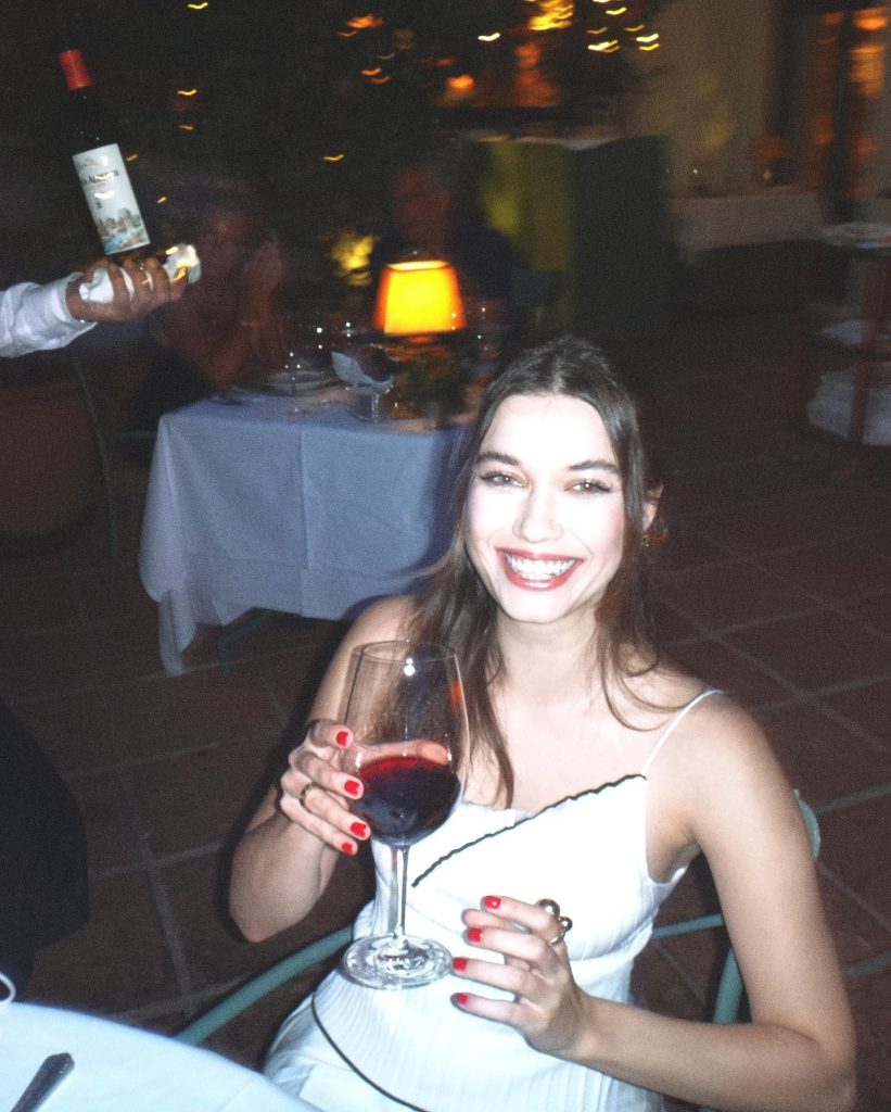 Afra Saraçoğlu ardent hot pics