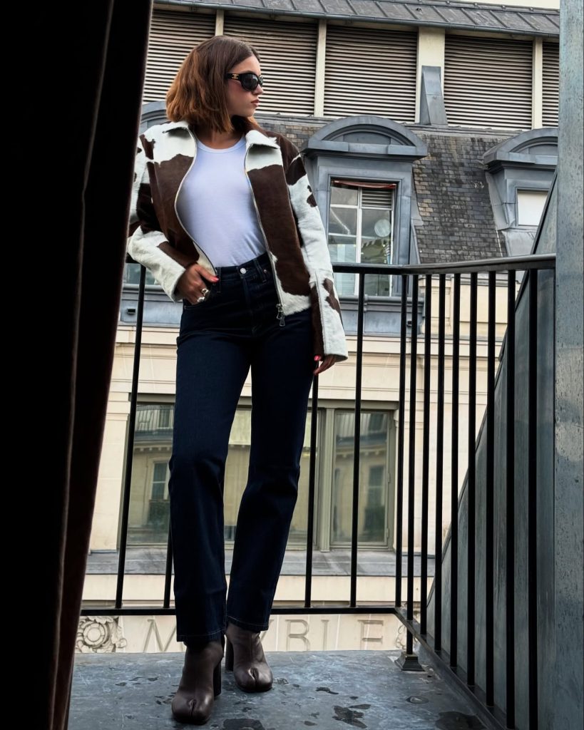 Afra Saraçoğlu depicts fire hot