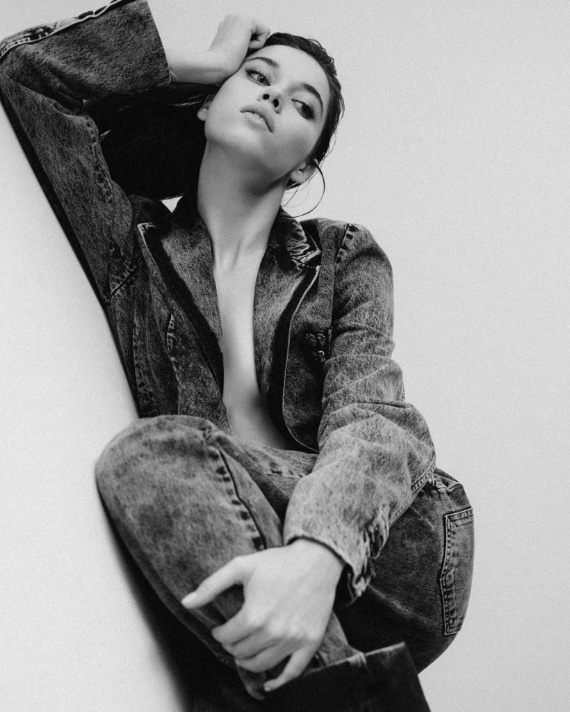 Afra Saraçoğlu depicts fire hot photos