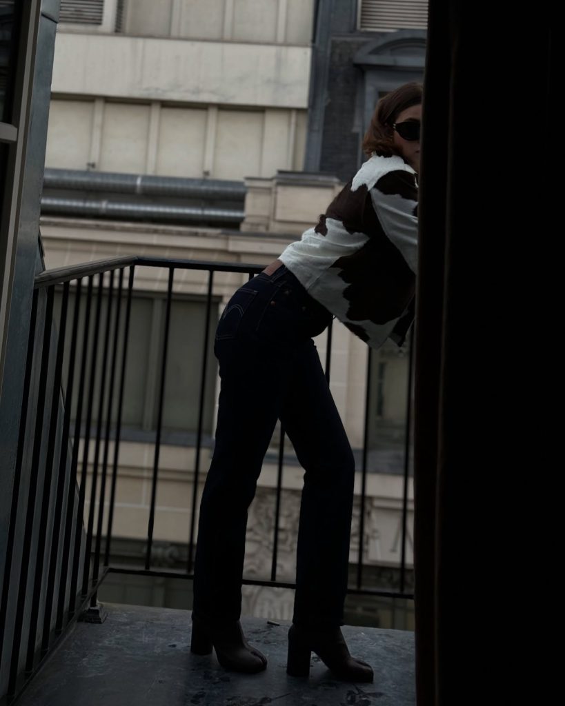 Afra Saraçoğlu depicts fire nude