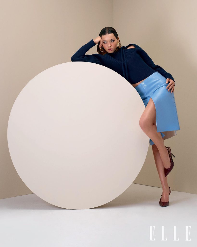 Afra Saraçoğlu depicts fire nudes