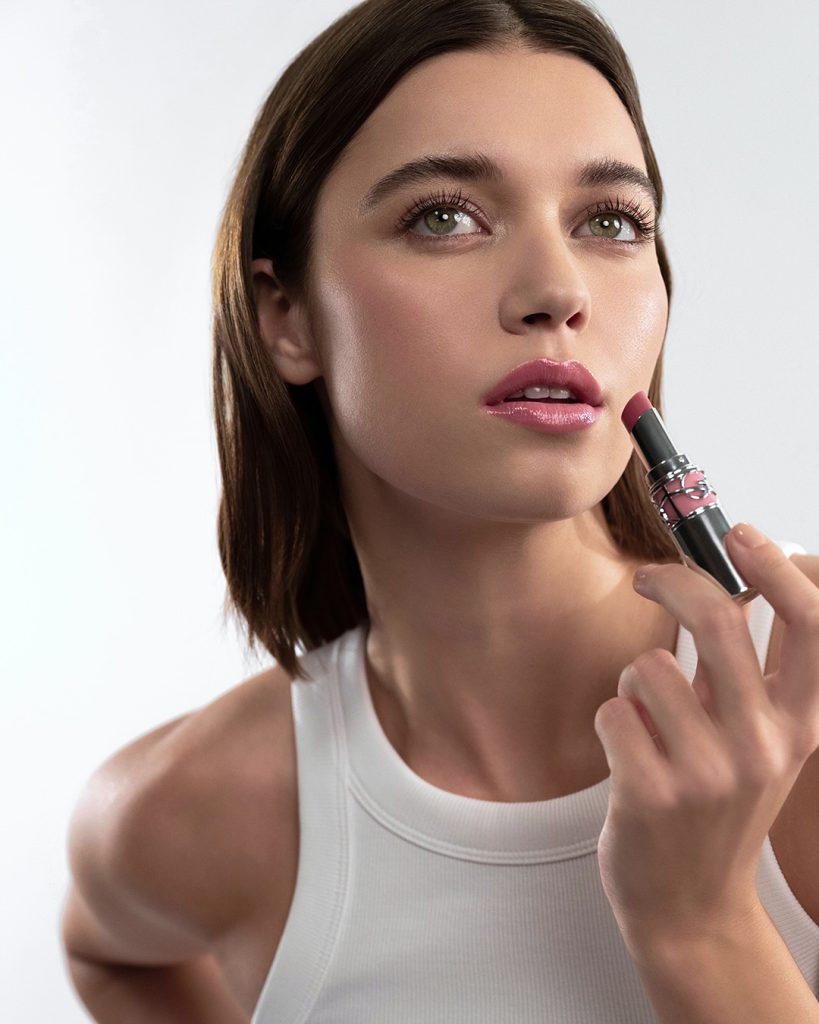 Afra Saraçoğlu depicts fire sexy