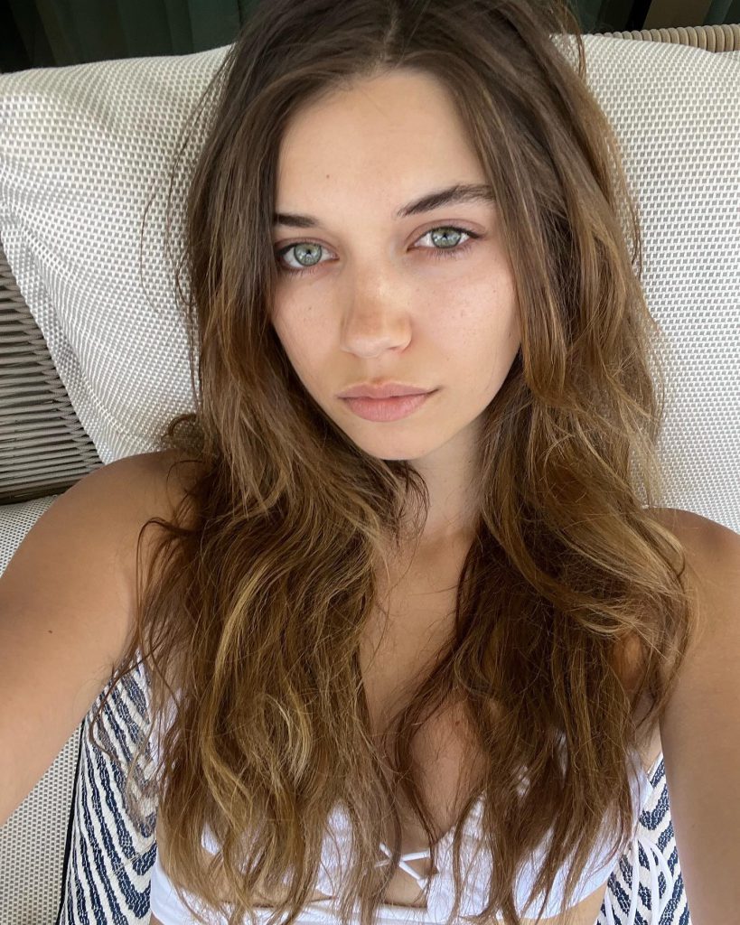 Afra Saraçoğlu poses hot