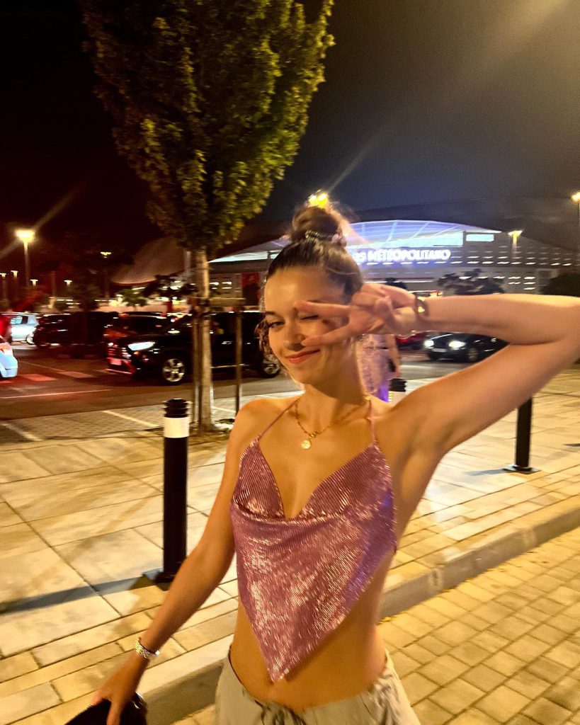 Afra Saraçoğlu poses hot bikini